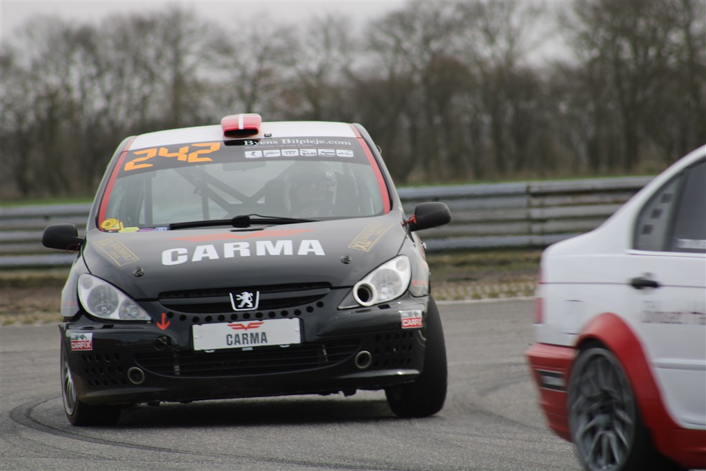 Anders Bruse Fyllgraf havde virkelig fart en den lille sorte Peugeot 307, indtil sandfanget kom lidt for tæt på i heat 2, og et andet karosseri kom lidt for tæt på i heat 3.
(Foto: JJ Media)